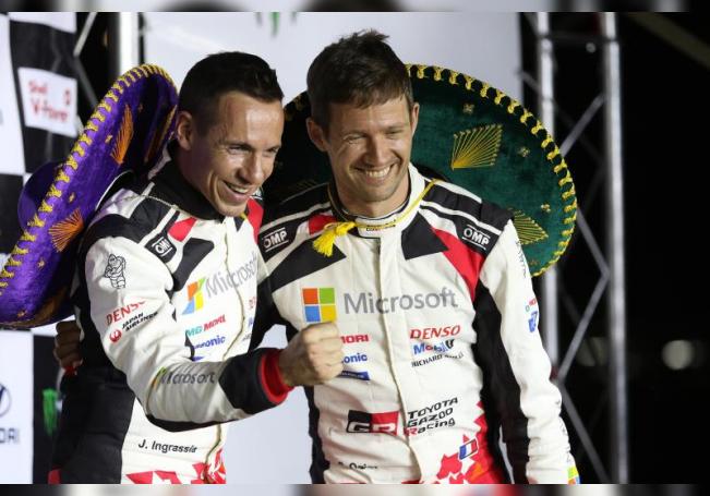 El francés Sebastien Ogier (d) y su copiloto, Julien Ingrassia (i), festejan tras ganar el Rally de Guanajuato 2020, en León (México). EFE/Luis Ramírez/Archivo