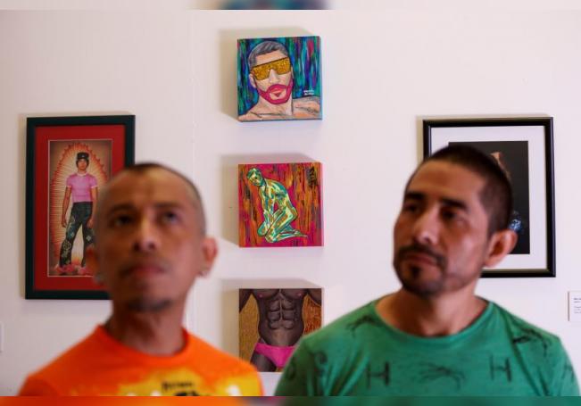 Fotografía de las obras "Summer" (arriba), "Nude" (c) y "Gold" (abajo), del artista Marcelo Arenas, expuestas en el espacio cultural Eucalipto, el 9 de octubre de 2020, en Ciudad de México. EFE/ José Méndez