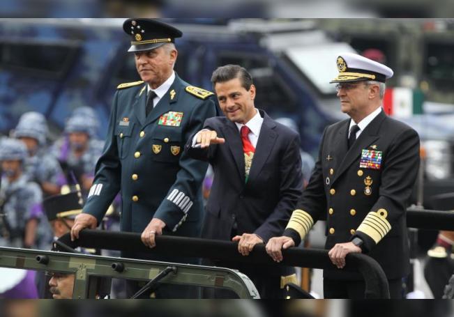 El expresidente mexicano, Enrique Peña Nieto (c), el exsecretario de la Defensa Nacional, general de División Salvador Cienfuegos (i). EFE/Mario Guzmán/Archivo