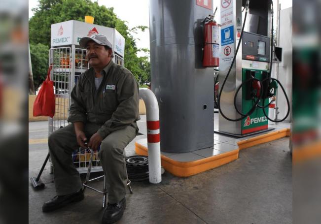Un trabajador de una gasolinera de la empresa estatal Petróleos Mexicanos (Pemex) espera la llegada de consumidor hoy, jueves 2 de julio de 2015, en la ciudad mexicana de Guadalajara. EFE/Archivo