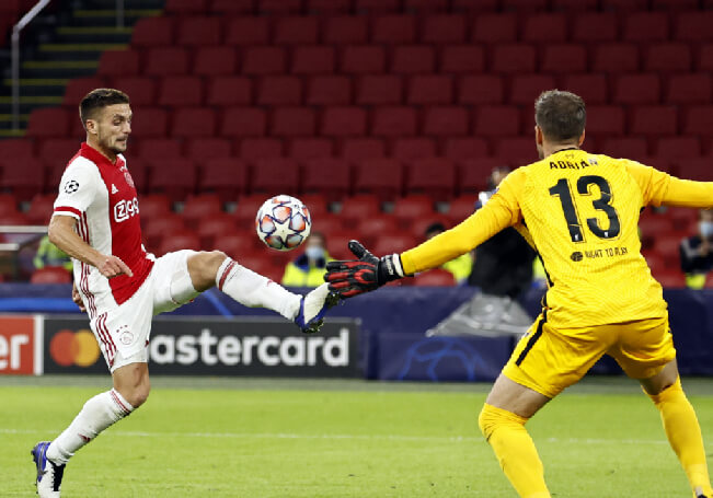 Liverpool conquista Amsterdam con un gol en propia puerta del Ajax