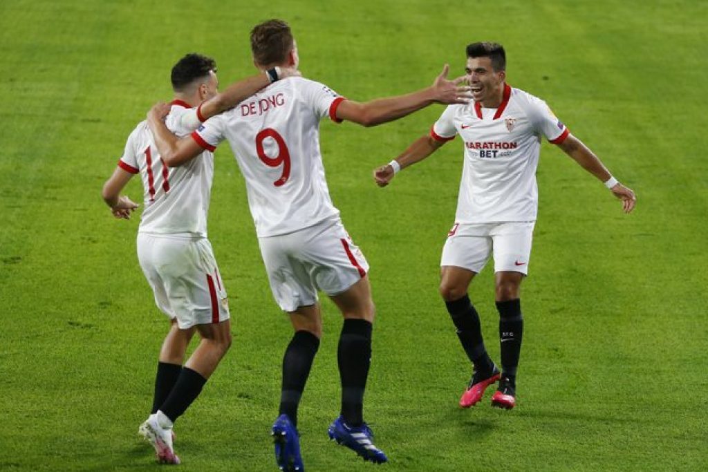 El Sevilla logra su primer triunfo pero perdonó la goleada