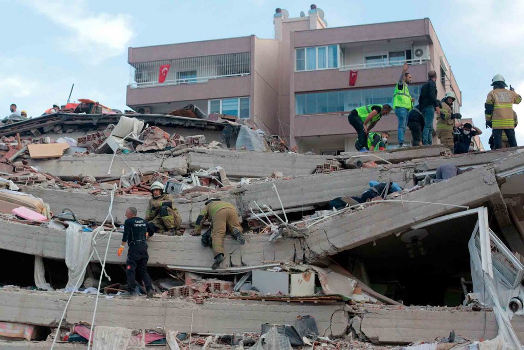 Al menos 12 muertos y 419 heridos en el terremoto en Turquía