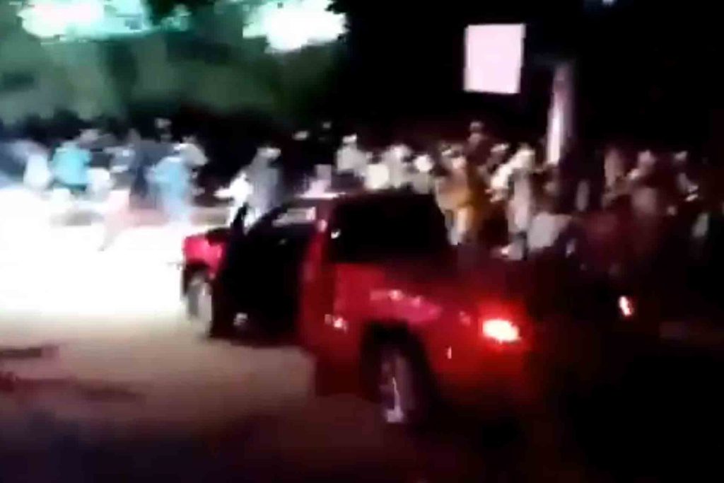 VIDEO: Boda masiva terminó en mega riña en Rincón de Romos