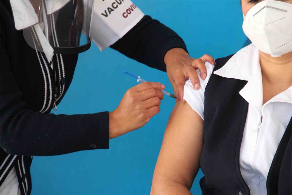 Cesan a 4 funcionarios por vacunarse contra Covid antes de tiempo