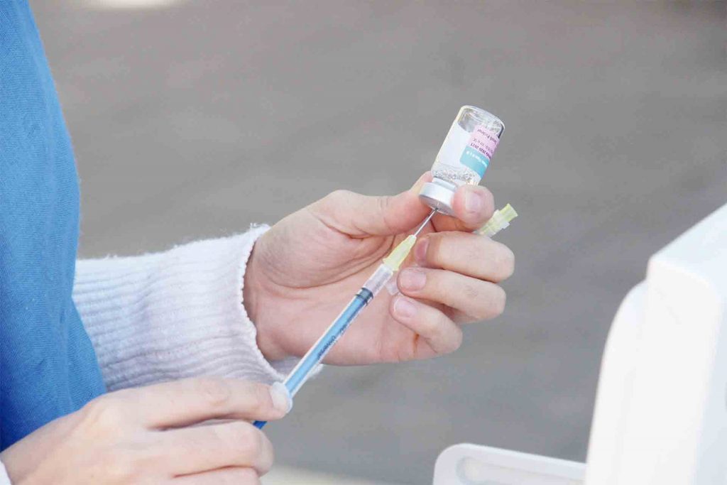 Podrían vacunar a cuarentones esta semana en la capital