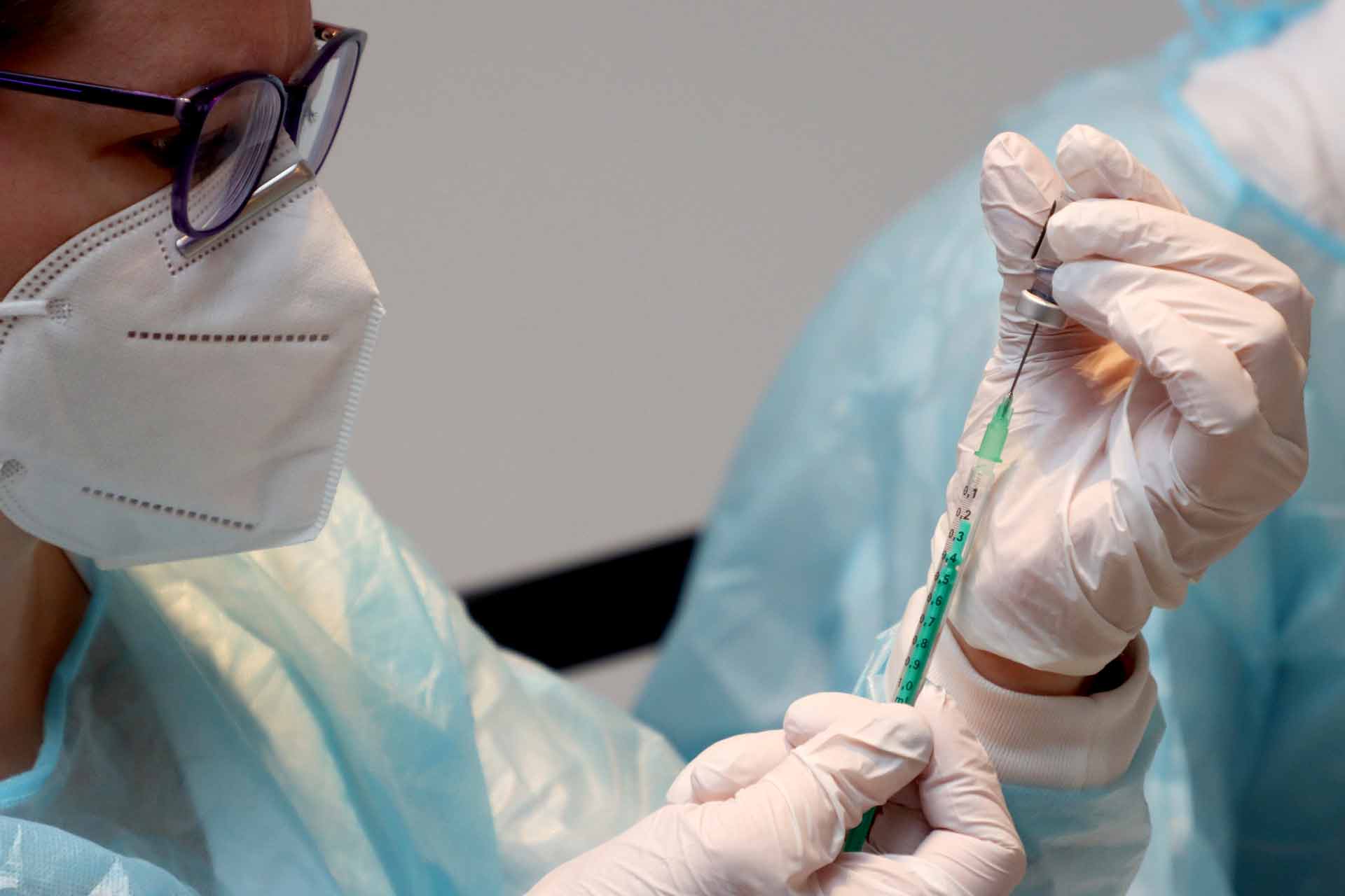 Una doctora prepara una vacuna contra covid-19