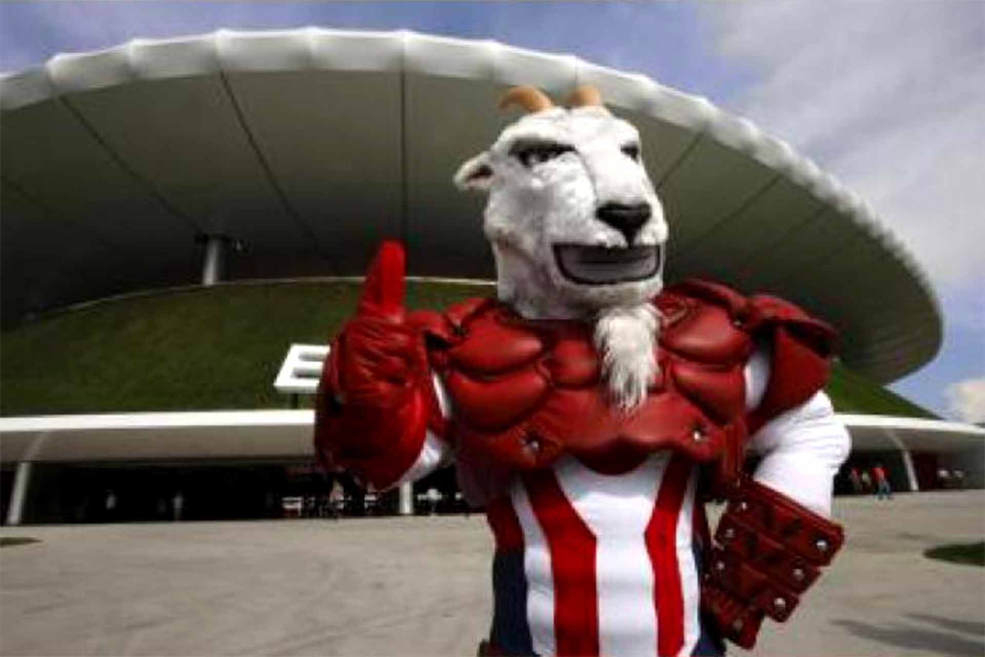 La mascota oficial del equipo de fútbol Chivas de Guadalajara posa frente al estadio de su escuadra ubicado en Zapopán (México). EFE/José Méndez/Archivo