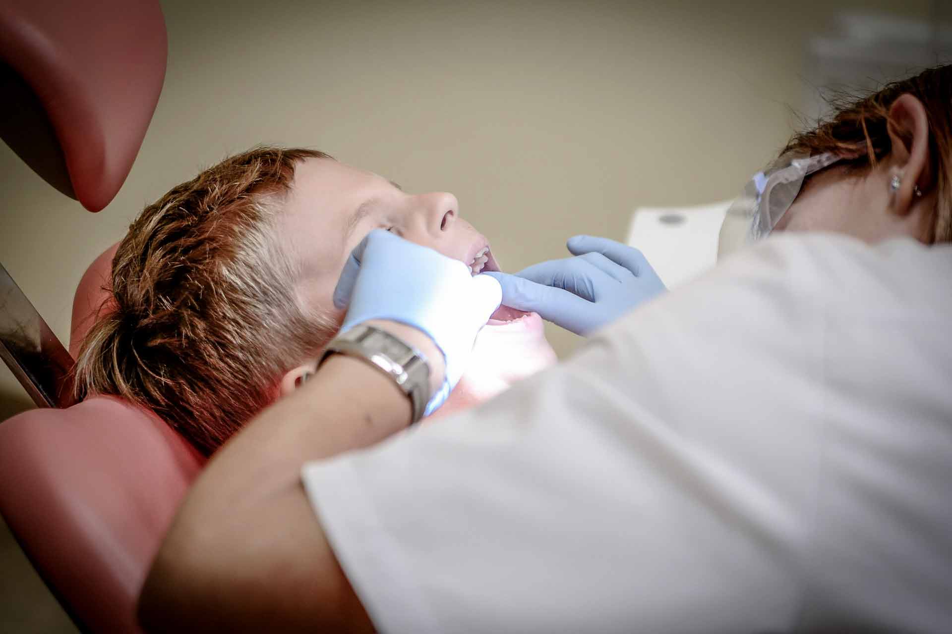 Dentista examina dentadura de un paciente