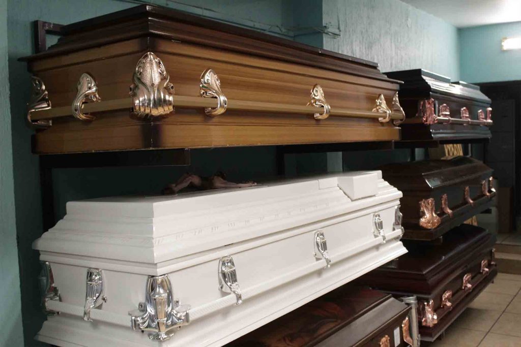 Muertes por COVID mantienen saturadas las funerarias