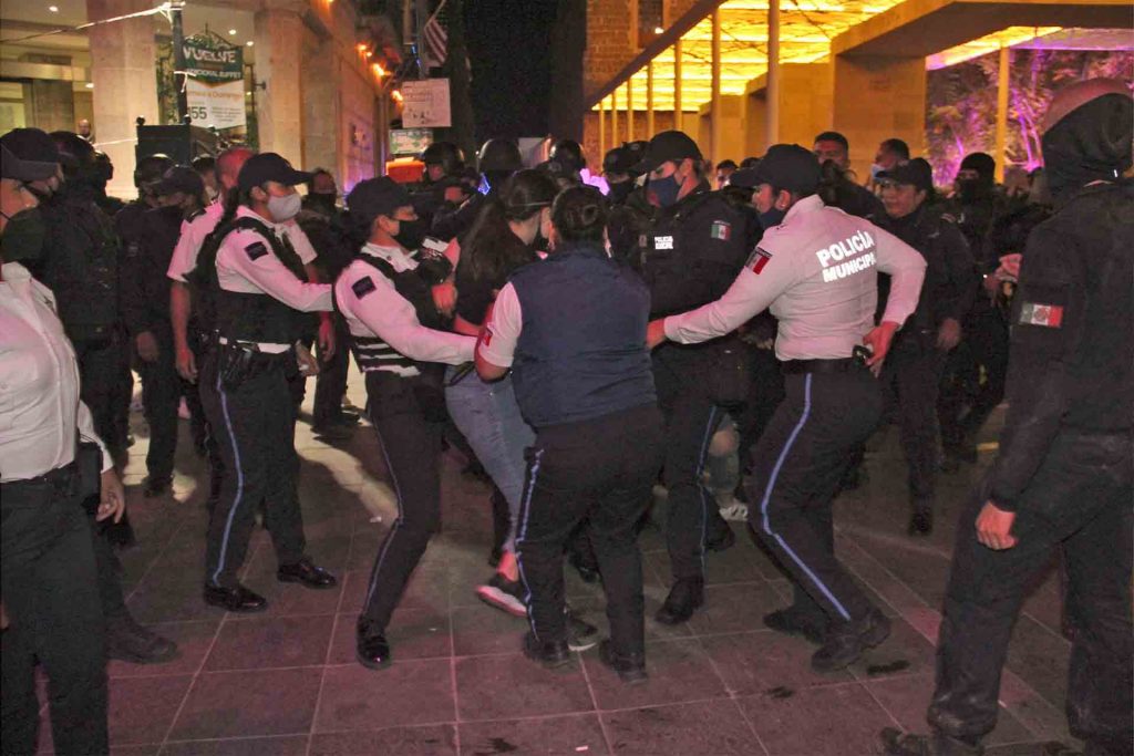 Enfrentamientos entre policías y feministas durante la marcha del 8M en Aguascalientes.