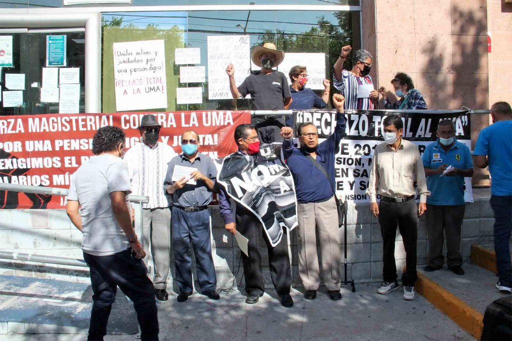 Protestan maestros en Delegación del ISSSTE