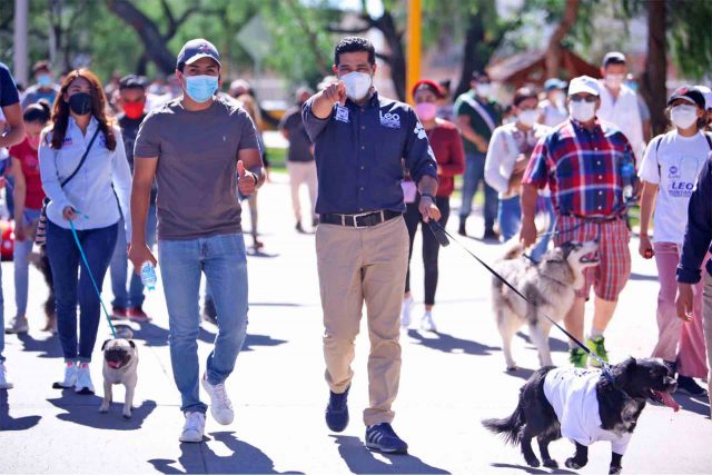 El candidato de la Coalición por Aguascalientes durante la caminata ‘Patitas que dejan huella’.