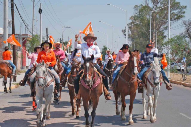 El candidato por Movimiento Ciudadano a la Alcaldía del municipio capital durante una cabalgata con sus simpatizantes.