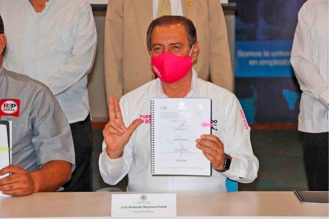 Luis Armando Reynoso Femat durante la firma de compromisos con la Mesa Ciudadana de Seguridad y Justicia de Aguascalientes.
