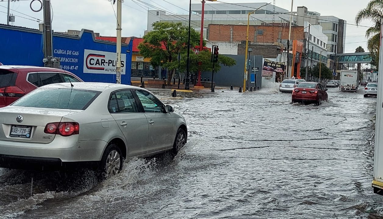 Lluvia enloquece a la ciudad; mañana sábado puede empeorar - Vimarsana News