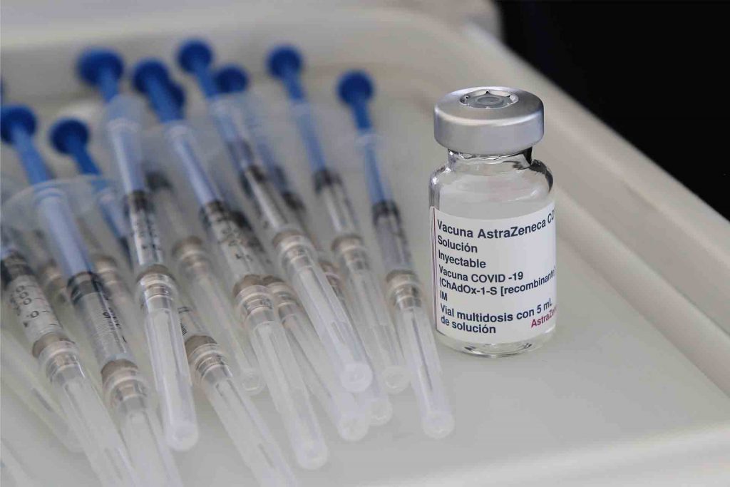 Niegan desperdicio de vacunas tras baja afluencia en treintañeros