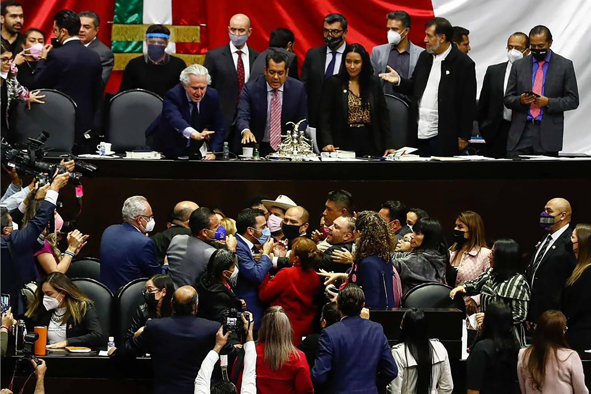 Diputados federales de Morena y el PAN se pelaron en la madrugada