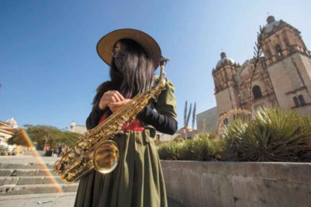 Oaxaca atención médica saxofonista