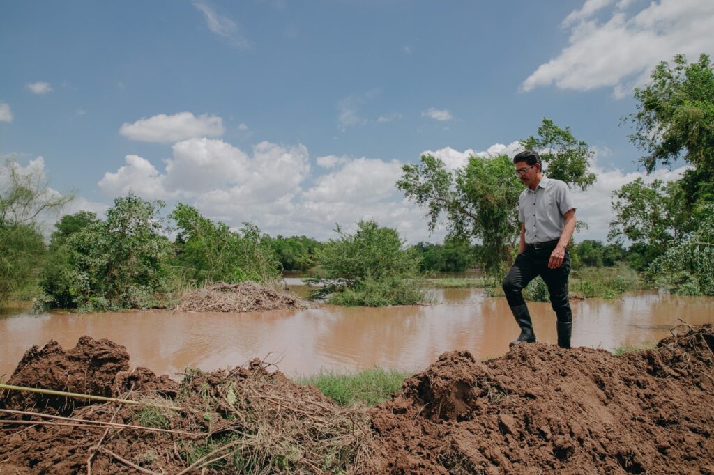 Levantan bordos en Guasave para contener los desbordamientos de agua