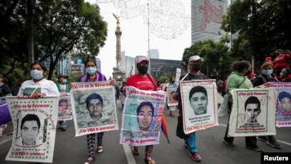 Mitin en FGR por caso Ayotzinapa termina en enfrentamientos