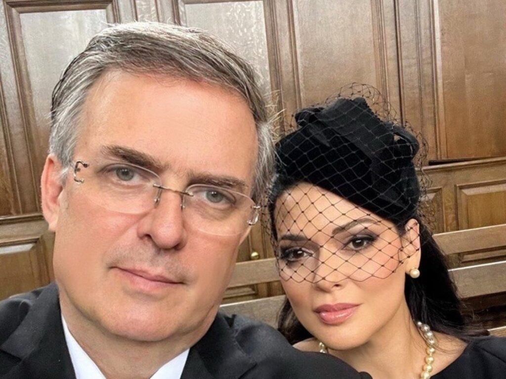 Marcelo Ebrard recibe críticas por”selfie” en funeral de la Reina Isabel II