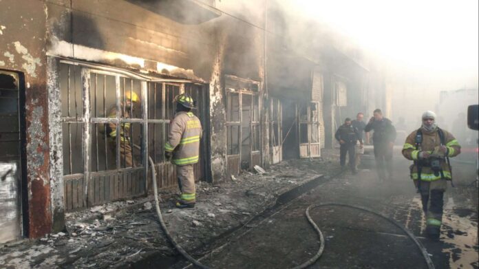 Tras el violento impacto se desató un infernal incendio que se extendió a lo largo de varios metros y llegó a las viviendas cercanas