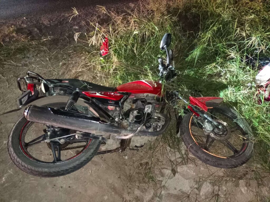 Muere hombre tras estrellar su moto