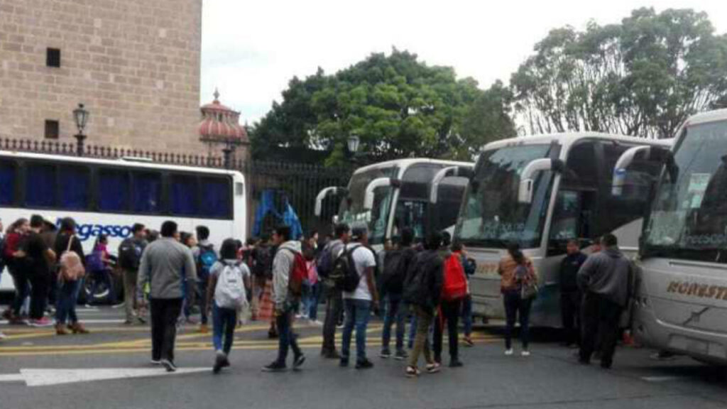 Normalistas y maestros dejan 7 policías lesionados en Michoacán