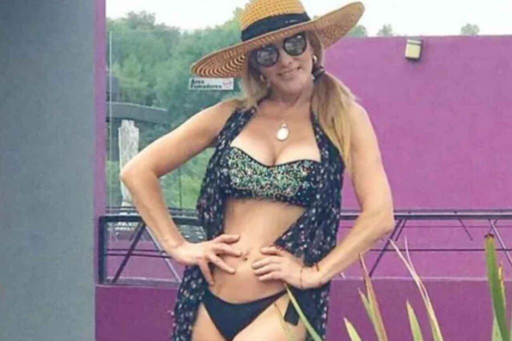 Olivia Collins luce espectacular en bikini a sus 64 años de edad