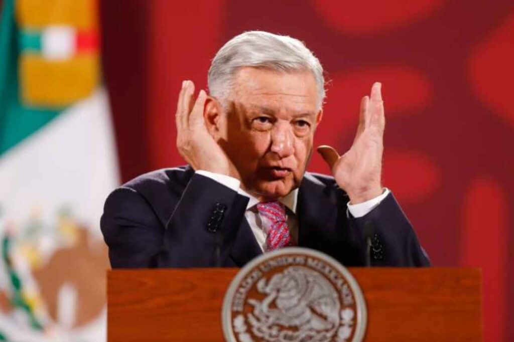 Ironiza López Obrador con que Ebrard le daba dinero porque era noble y bueno