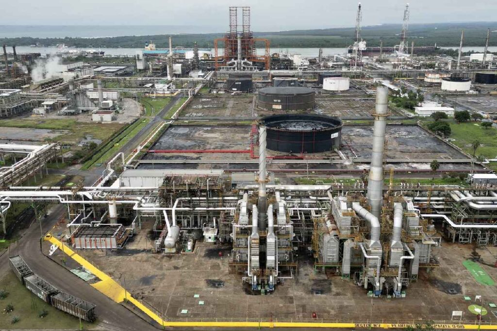 “Si se construyen una o dos refinerías más podría bajar el precio de las gasolinas: AMLO