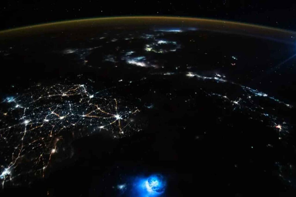 La NASA capta estallido de relámpago y la luz de la Luna en foto