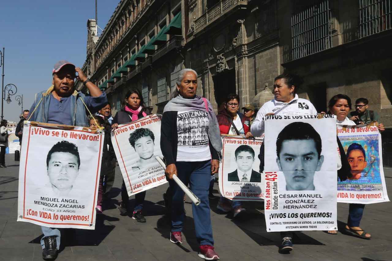 Padres de los 43 normalistas se presentaron en Palacio Nacional