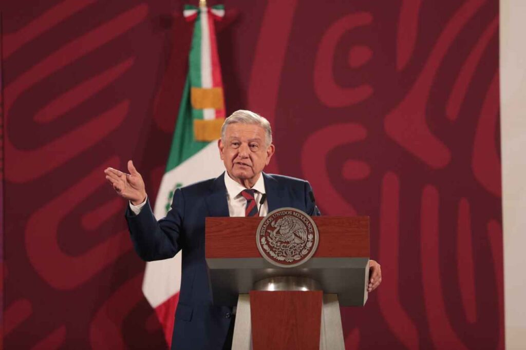 López Obrador destaca que se han invertido 22 mil millones de pesos en mantenimiento de carreteras