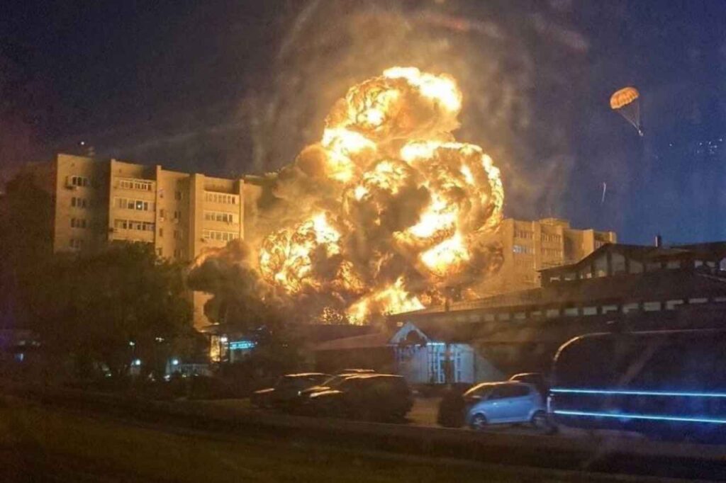 VIDEO. Un avión militar se estrella contra edificio de departamentos en Yeysk, Rusia