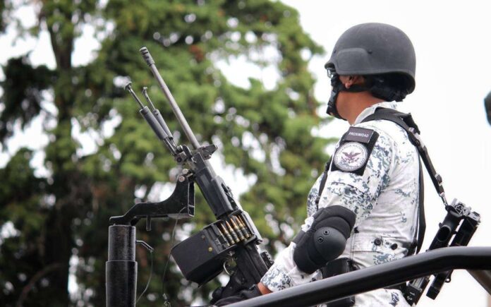 GN detiene a 2 personas y asegura armamento en Michoacán