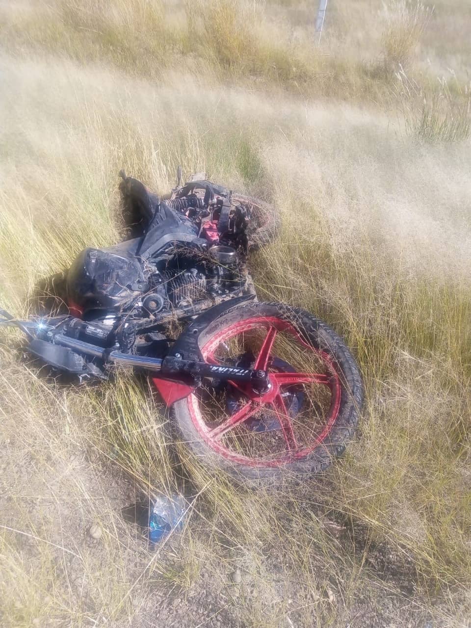 Jóvenes sufren aparatosa caída cuando iban a bordo de su motocicleta