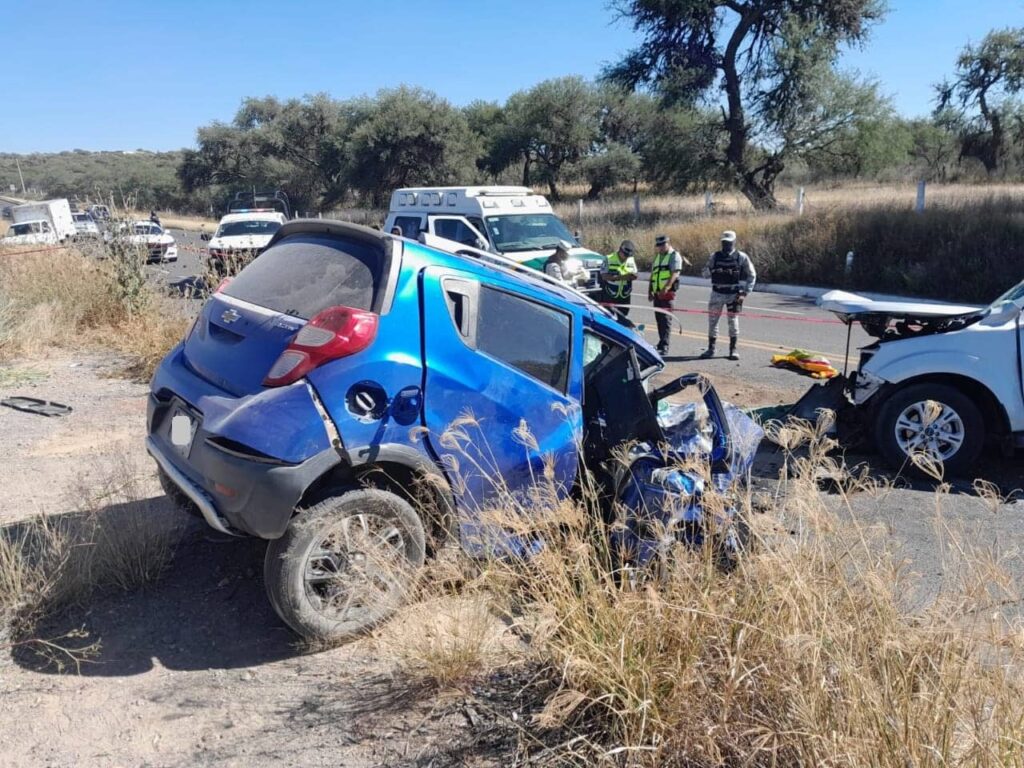 Mujer policía pierde la vida al chocar contra una camioneta, se quedó dormida al volante