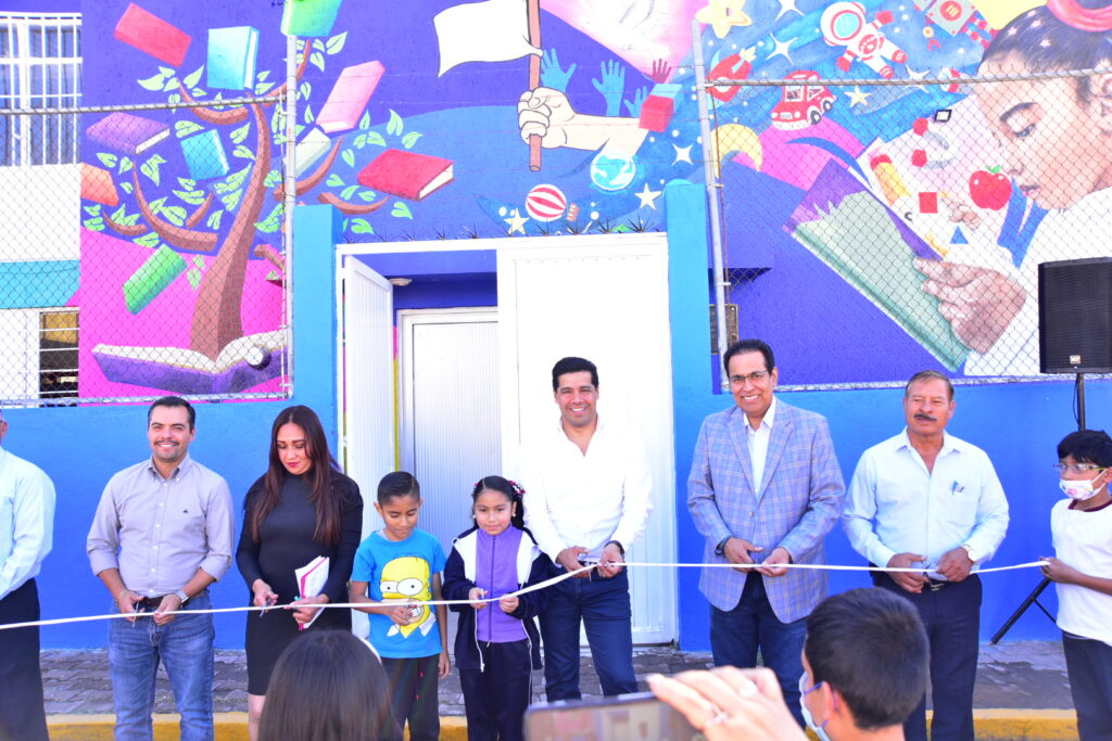 Inauguró Leo mural en la biblioteca María Mercedes Santos Padilla
