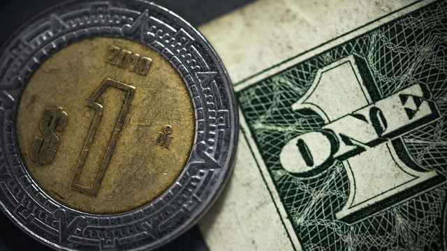 Peso mexicano extiende ganancias ante el dólar