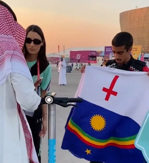 Agreden a periodista en Qatar, los guardias confundieron la bandera de Pernambuco con la LGBT