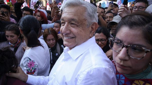 AMLO llega al Zócalo capitalino tras más de 5 horas de marcha