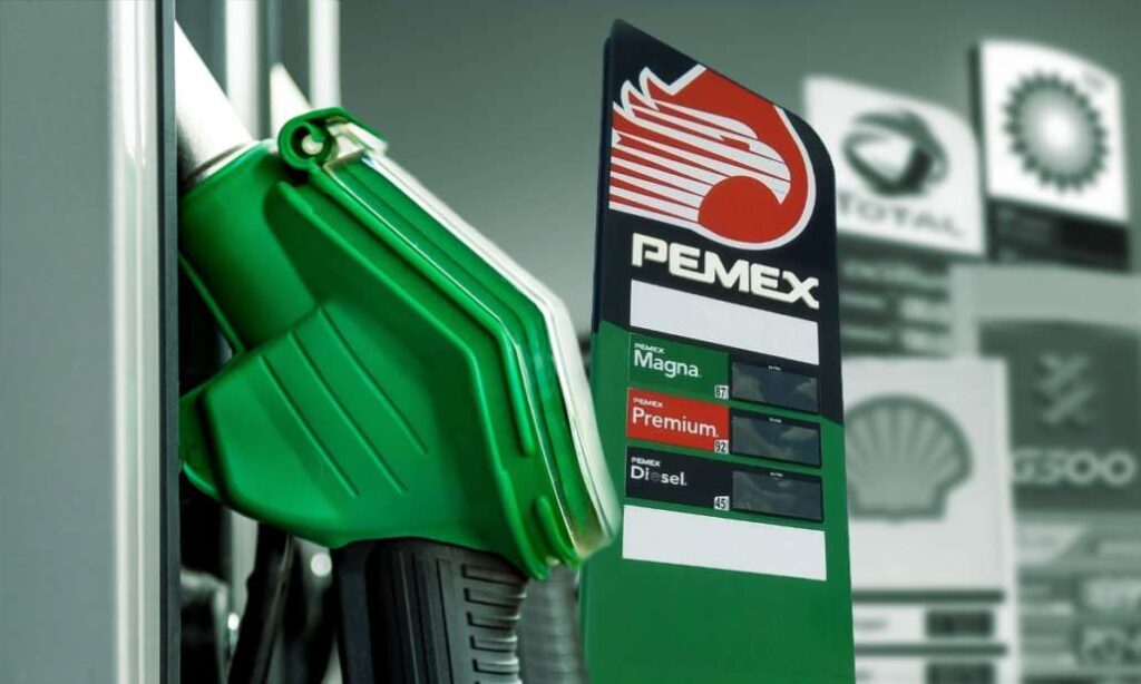 Pemex compensa caída en consumo de gasolinas con aumento de precio