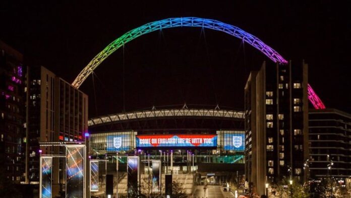 Iluminan arco de Wembley como arcoíris en respuesta a FIFA