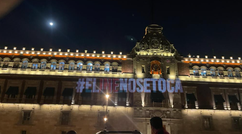 “El INE no se toca”; proyectan frase sobre Palacio Nacional