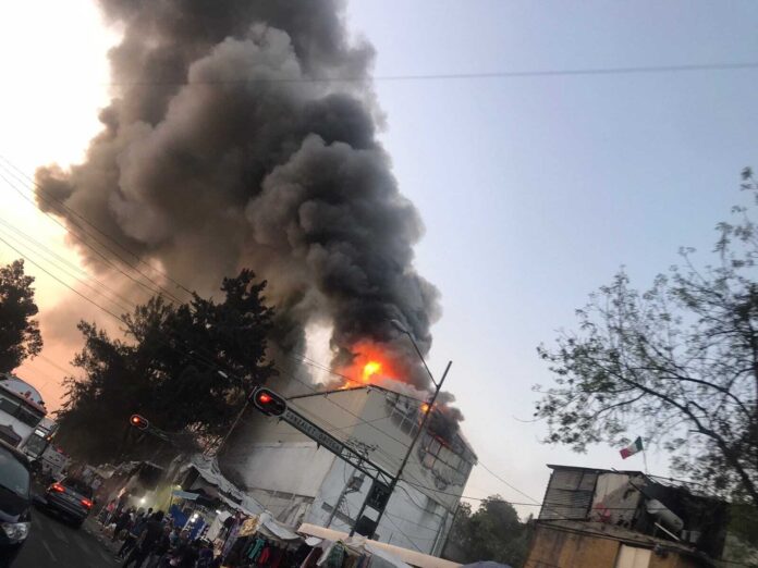 Incendio en bodega de Tepito en CDMX; bomberos ya laboran en el lugar