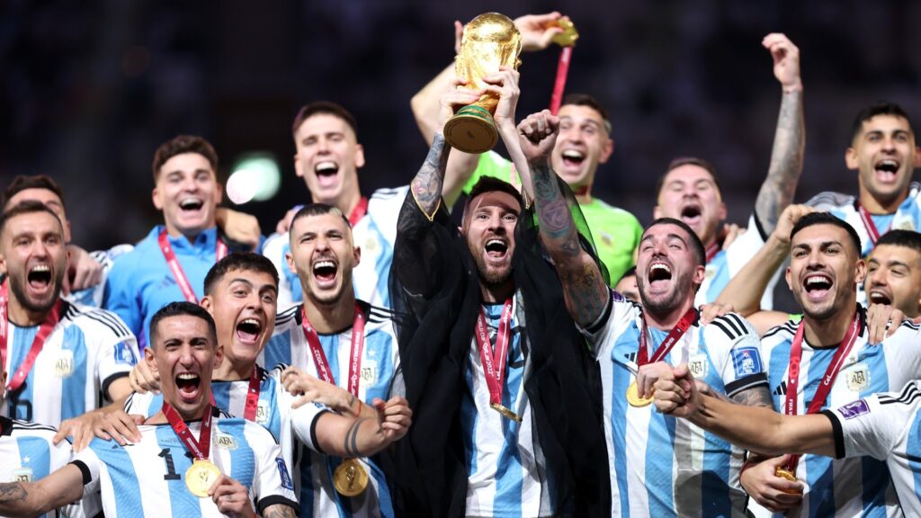 El precio de la capa que uso Messi al recibir la Copa del Mundo