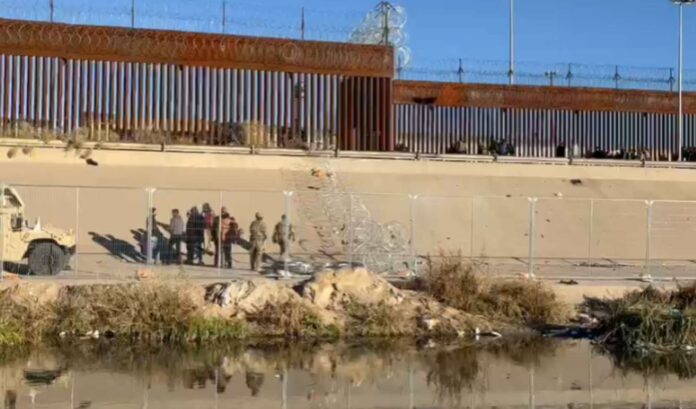 Extienden malla ciclónica en la frontera de Ciudad Juárez y El Paso
