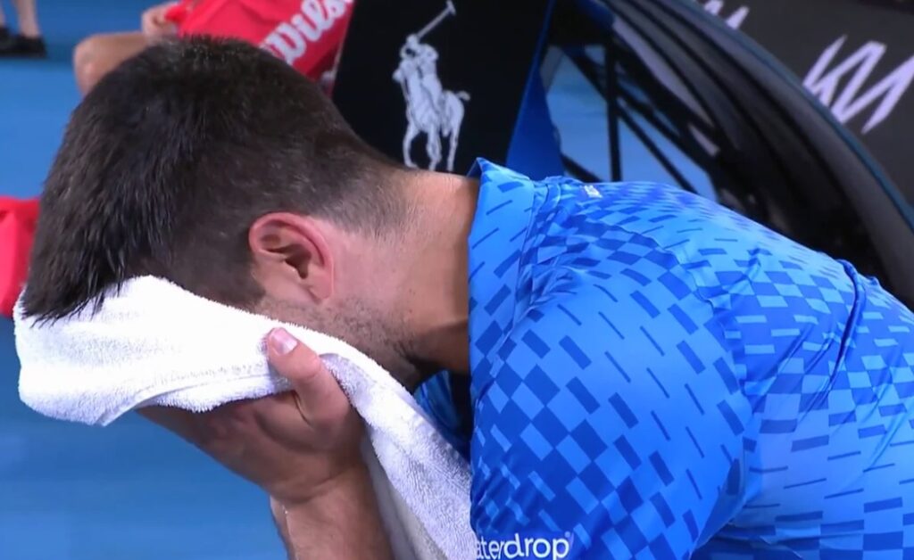 Novak rompe en llanto tras ganar el título del Abierto de Australia 2023
